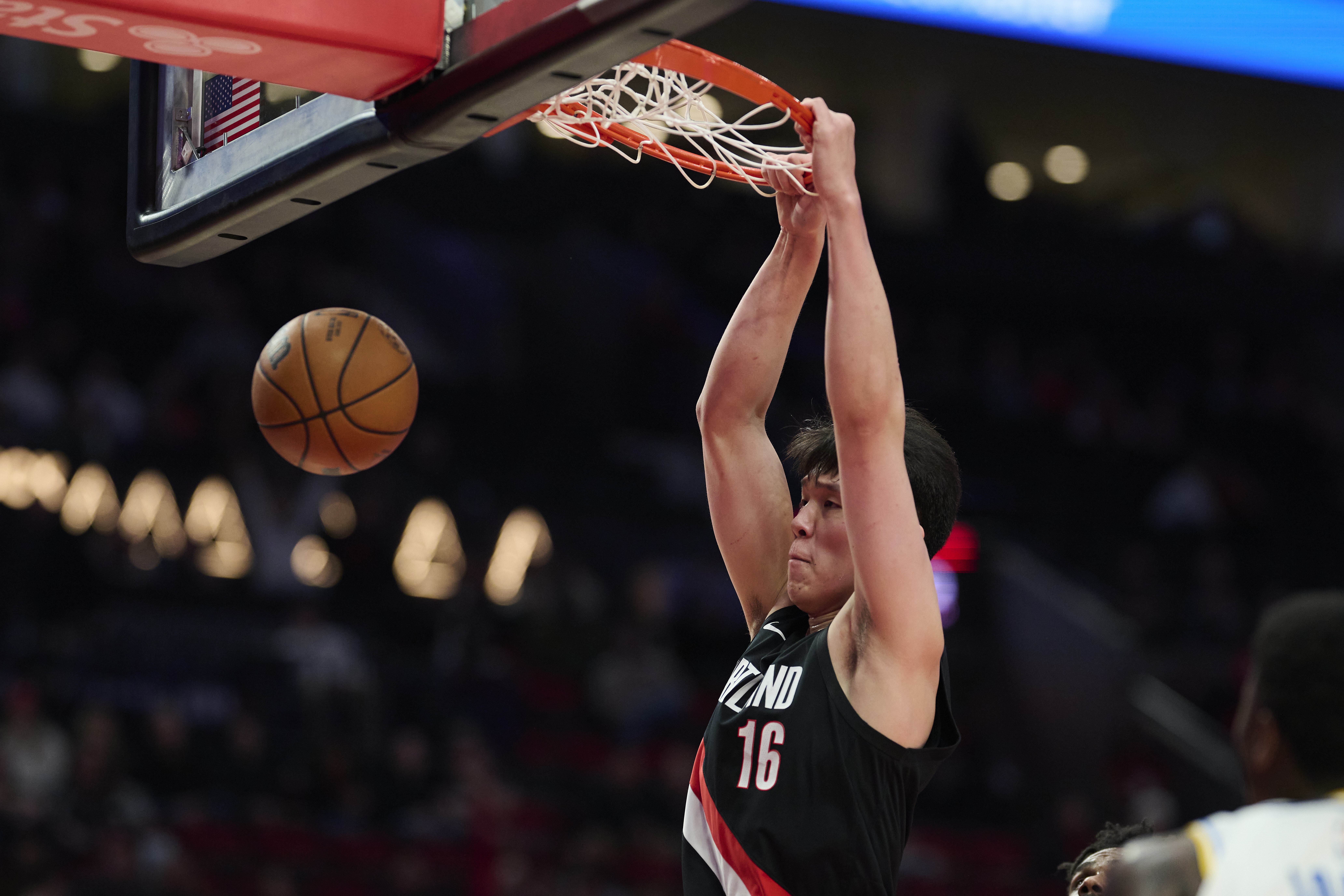 开云-媒体人：面对跟自己身材差不多的中锋时 杨瀚森欠缺稳定性&amp;强硬度